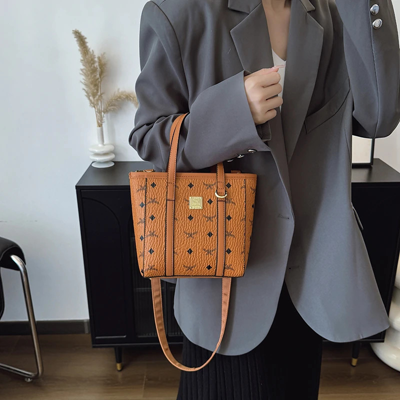 

Minimalist Crossbody Bag With Detachable Strap - Versatile Day-To-Night Purse In Premium Calfskin