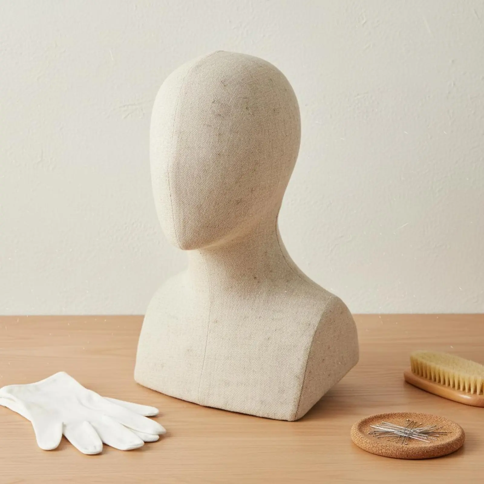 Wood Look Mannequin Head Lightweight Fiberglass Male Mannequin Head Linen Textured Surface for Shop Owners
