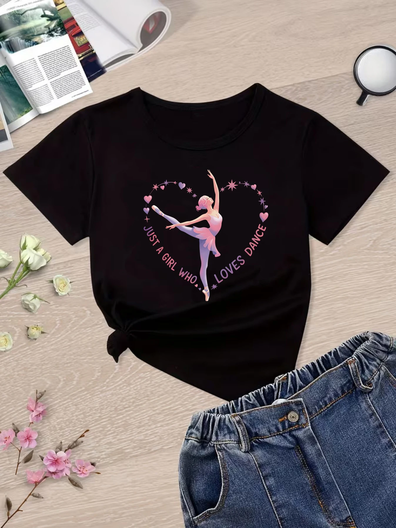 Camiseta feminina com estampa colorida de coração e bailarina, modelo Just a Girl Who Loves to Dance |   Camiseta para entusiastas da dança |   Roupas de Moda para Meninas