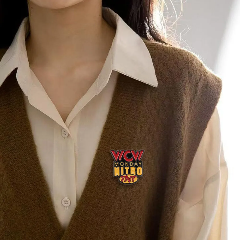 Wcw Monday Nitro Logo Emaille-Anstecknadel, amerikanisches professionelles Wrestling-Fernsehprogramm, Ansteckbrosche, Geschenk für Fans, Abzeichen, Accessoires, Farbe: Col – Detail 6
