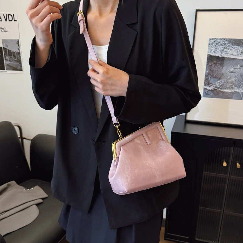 حقيبة هوبو نسائية كاجوال مصنوعة من الجلد الصناعي الناعم وتصميم داخلي واسع وخفيف الوزن ومريح للتسوق والسفر