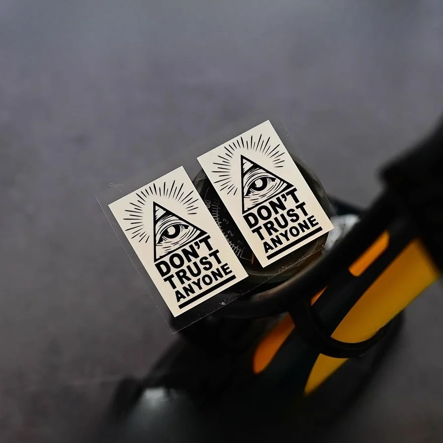 สติกเกอร์ All-Seeing Eye'Don't Trust Anyone' สติกเกอร์ไวนิลกันน้ำมีสไตล์ สติกเกอร์ที่ไม่เหมือนใครสำหรับแล็ปท็อป รถยนต์ ตกแต่งทันสมัยในชีวิตประจำวัน