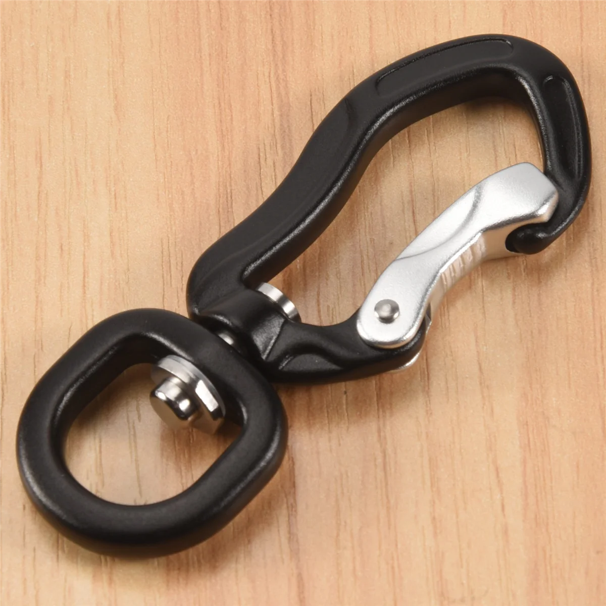 360 °   คลิปคาราบิเนอร์หมุนได้, หัวเข็มขัดอลูมิเนียมอัลลอยด์มัลติฟังก์ชั่น D สําหรับการเดินป่าตั้งแคมป์กลางแจ้ง