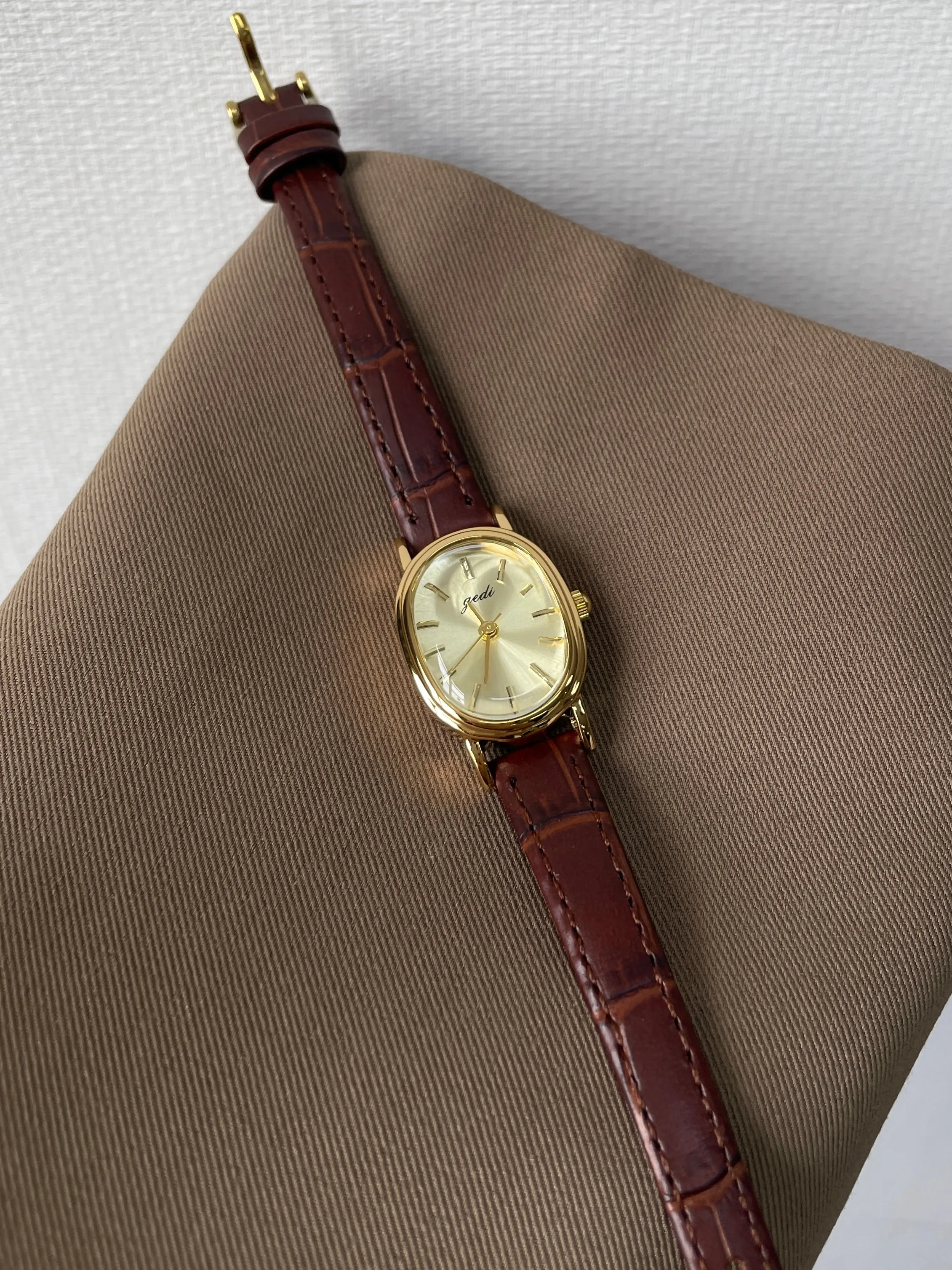 

Stylish quartz wristwatch, brown, small sugar cube design, high-value and elegant women's watch, a perfect gift for ladies.