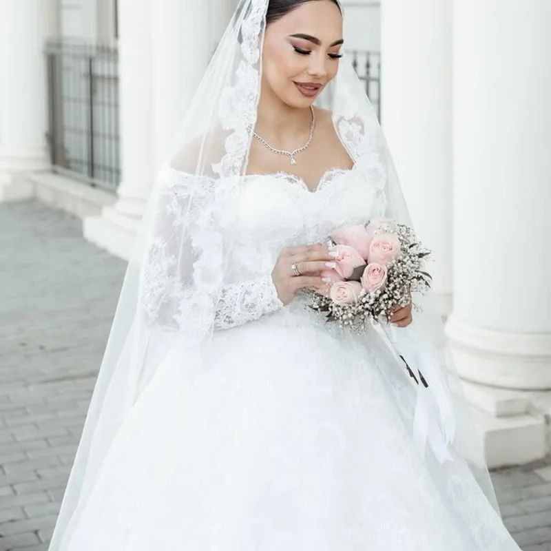 

Customized luxury white Ball Gown Royal Wedding Dresses Sweetheart crystal decal applique Long tail Made Robe De