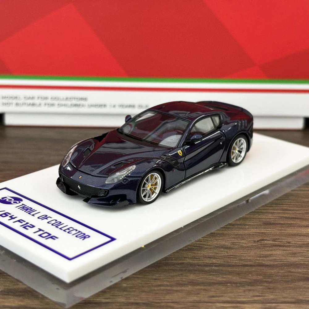 1:64 F12 TDF high-end hars miniatuur auto modemodel display, volwassen collectie display, geschikt voor vakantiecadeaus aan vrienden.