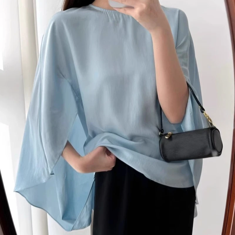 Camisa azul con tapa fluida y colgante