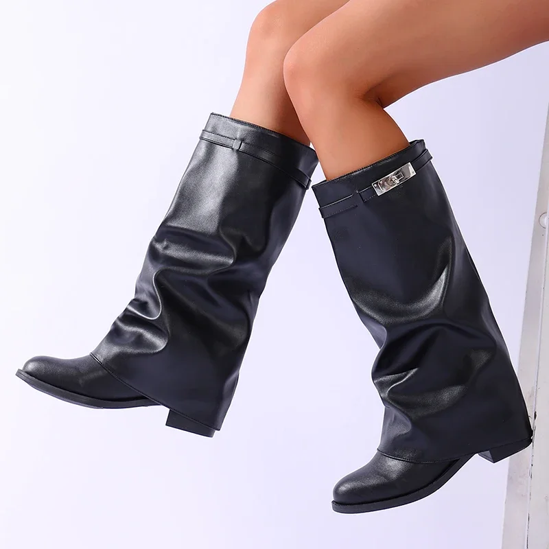 العلامة التجارية تصميم أسود بولي Leather جلد حذاء برقبة للركبة النساء الانزلاق على الارتفاع زيادة أحذية طويلة امرأة الموضة حجم كبير 42 واسعة الساق بوتاس