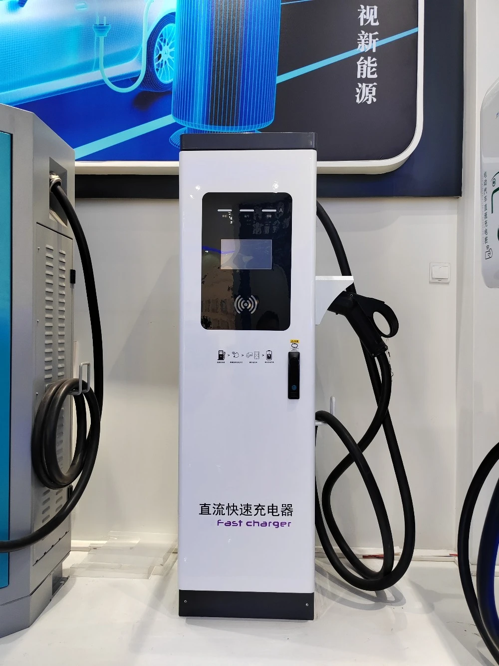 Commercial New Energy Vehicle 30KW 40KW 60KW CCS2 Electric Car DC Fast Charging Station IP54 RFID/Custom APP 7-inch LCD Single