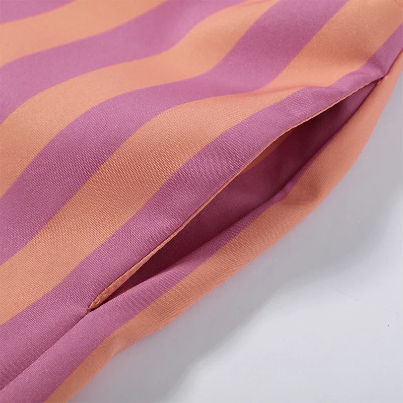 Lässiger gestreifter Hosenanzug für Damen: Locker sitzende Jacke mit V-Ausschnitt und langen Ärmeln, hochtaillierte gerade Hose – Sommer-Set 2026 für Damen – Detail 12