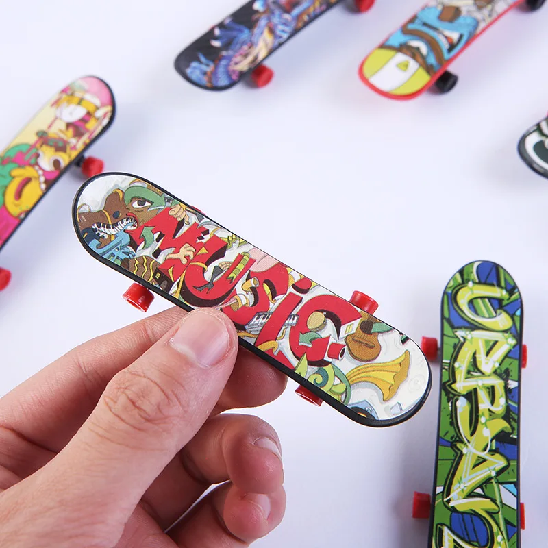 10 pz/5 pz/2 pz casuale Mini FSB Finger Skateboarding novità creativa Gag Toys Cartoon Classic Toy For Kids Gift