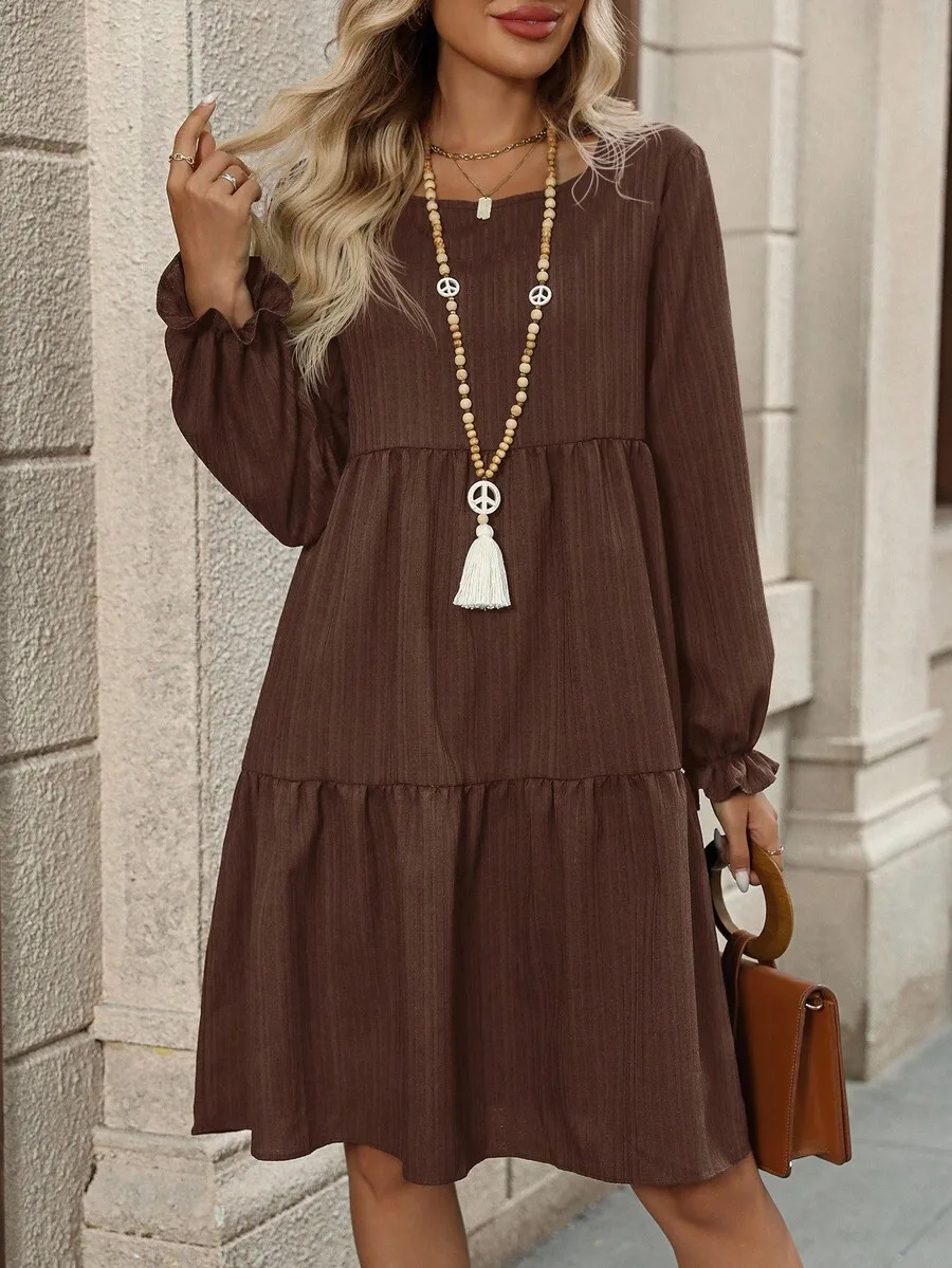 

Женское коричневое однотонное платье миди с круглым вырезом, длинными рукавами, многоярусной юбкой и рюшами по низу