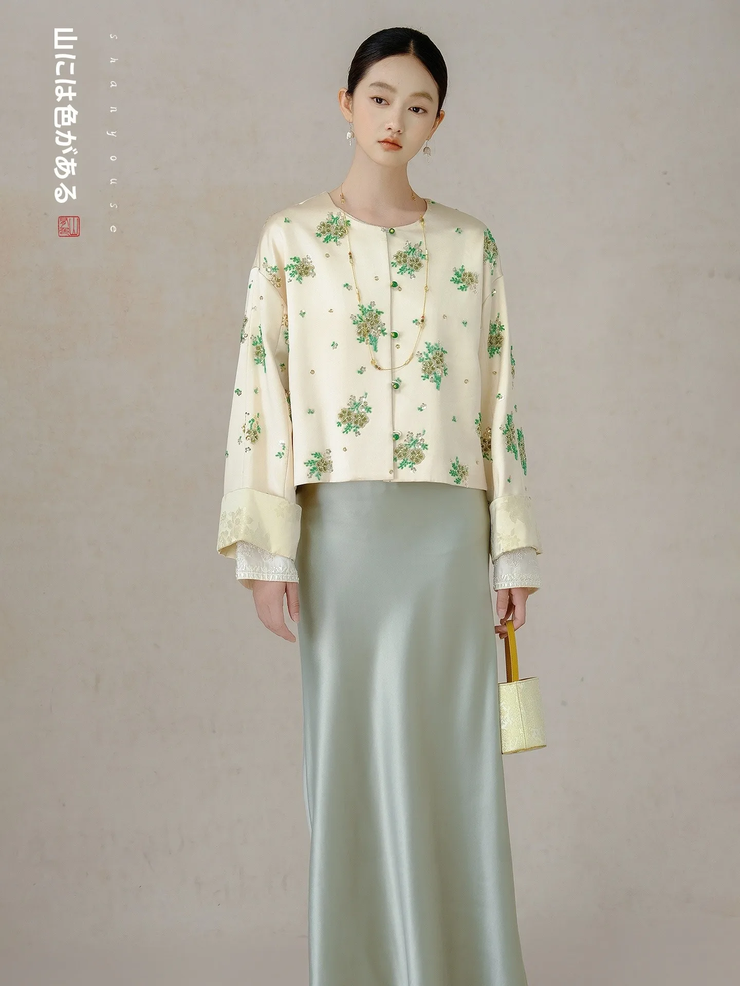 

Новая модная блузка-топ 2025 года с вышивкой и бисером, свободного кроя, из ацетатного материала, в китайском стиле, с круглым вырезом и длинными рукавами