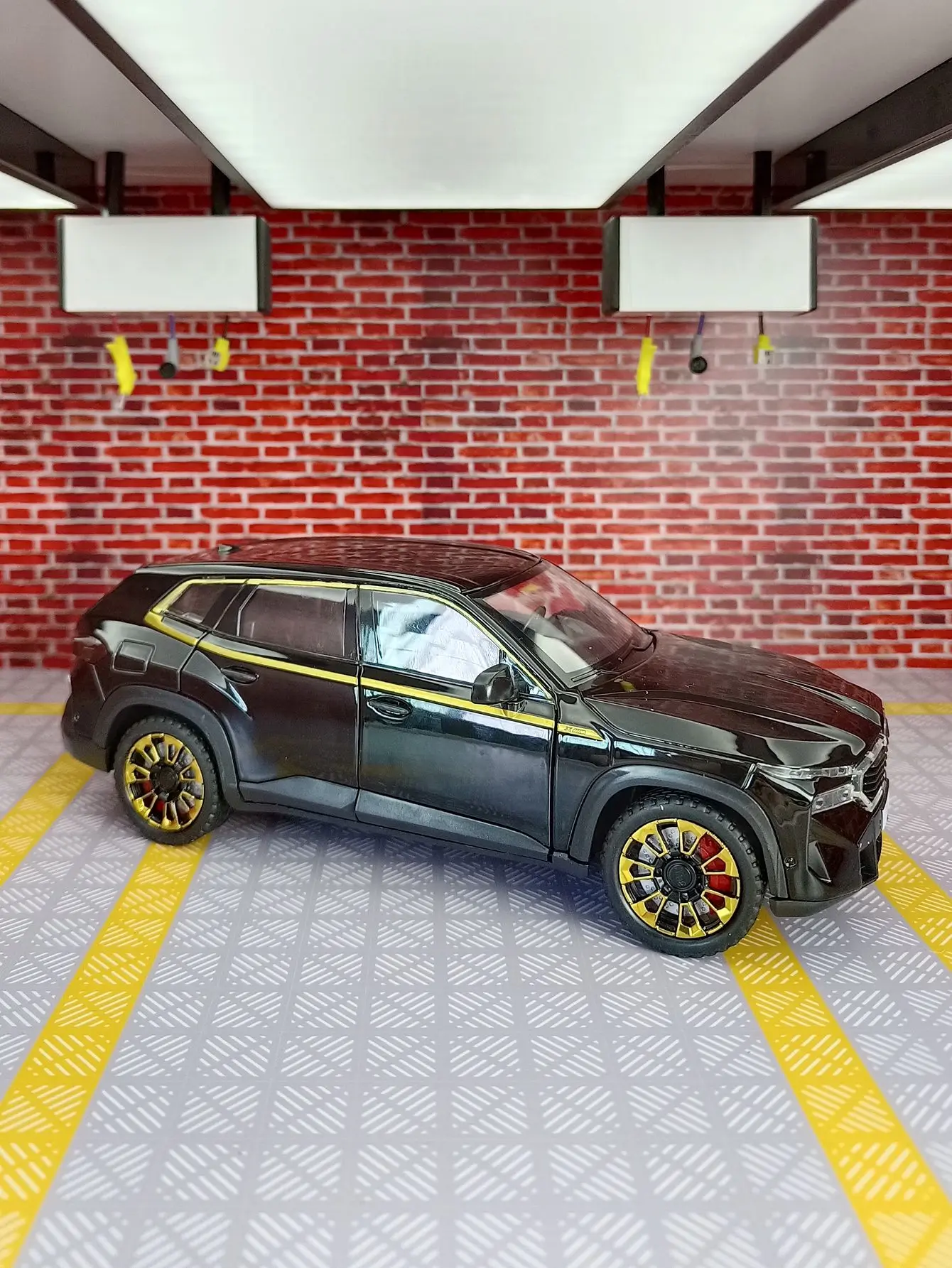 1:24 simulación BMW XM vehículo todoterreno modelo de coche de aleación, puertas y capó del motor, el maletero se puede abrir, regalos de sonido y luz