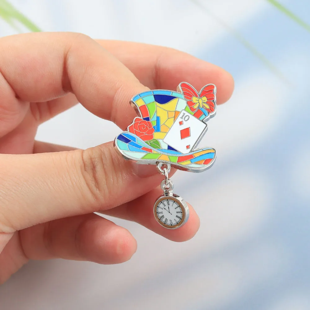 Bunte Pokerhut-Emaille-Pins, kreativer Zylinderhut mit hängender Taschenuhr, Broschen, Märchen-Abzeichen, Anstecknadel, Geschenk – Detail 4