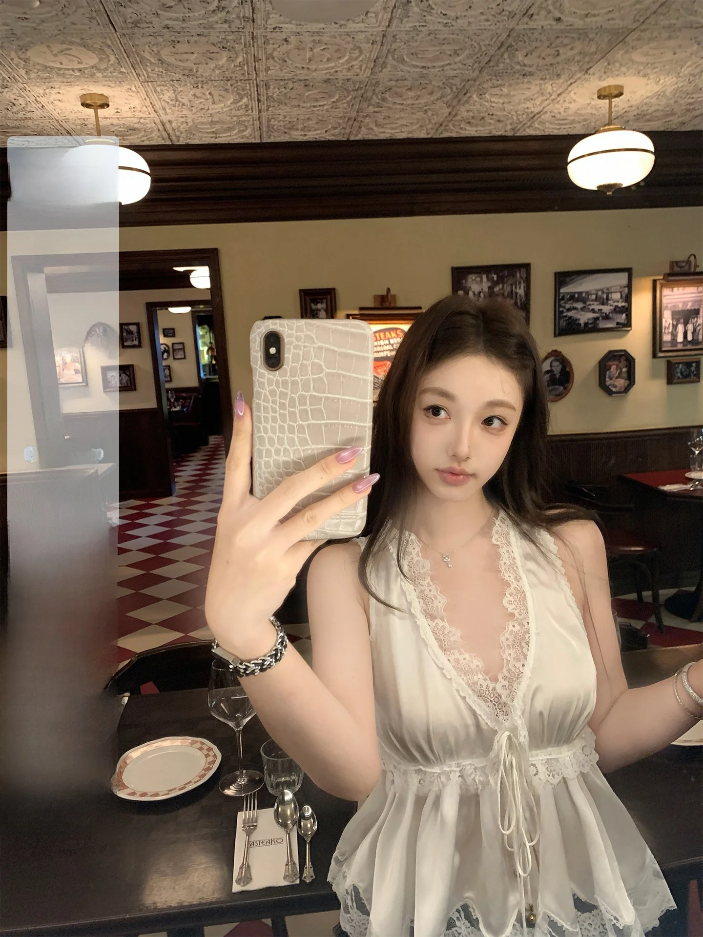 

Chestnut Cocoa Lace Trim Heavy Work Style V-neck Belted Waist Ice Jade White Tea Shirt Casual Loose Fit Short Sleeve Women's Top