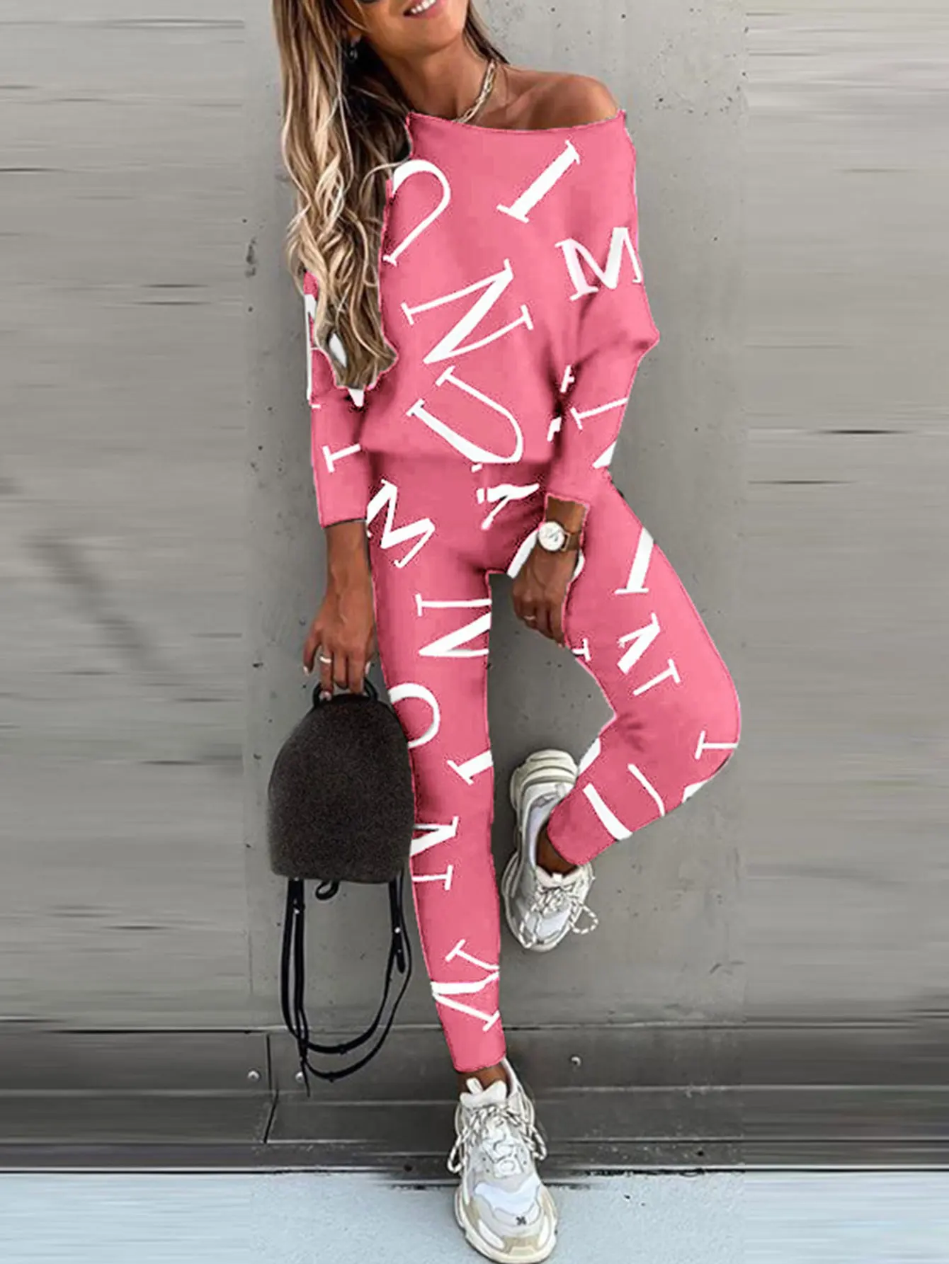 طقم خريفي أنيق للسيدات بكتف واحد وأكمام طويلة مع طباعة حروف وسراويل كاملة الطول على طراز ملابس الشارع