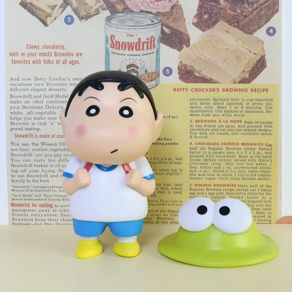 Crayon Shin-Chan Sapo Q Versão Figura Anime, Brinquedos Modelo PVC, Boneca de Escritório, Enfeites Desktop, Presentes de Natal Infantil, Chapéu Kawaii, 13cm