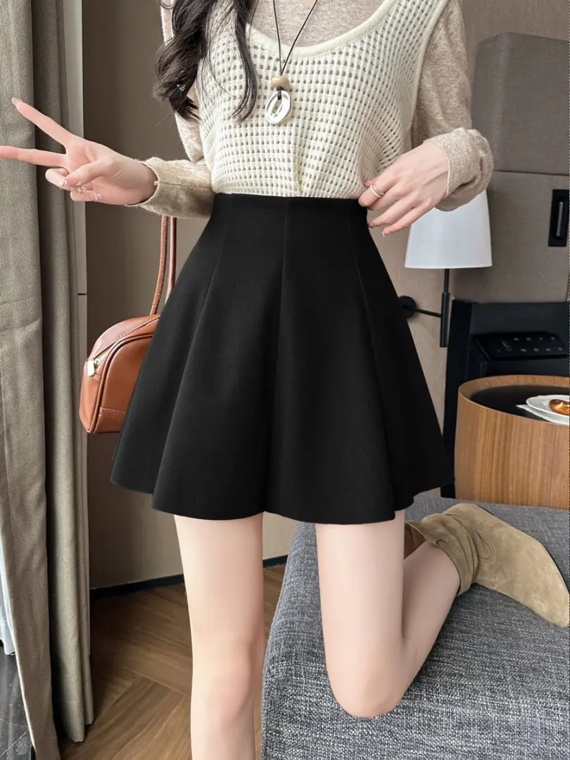 Czarna, ciepła, gruba wełniana spódnica damska w stylu preppy na zimę, z wysokim stanem, codzienna, szkolna, mini, krótka, trapezowa.