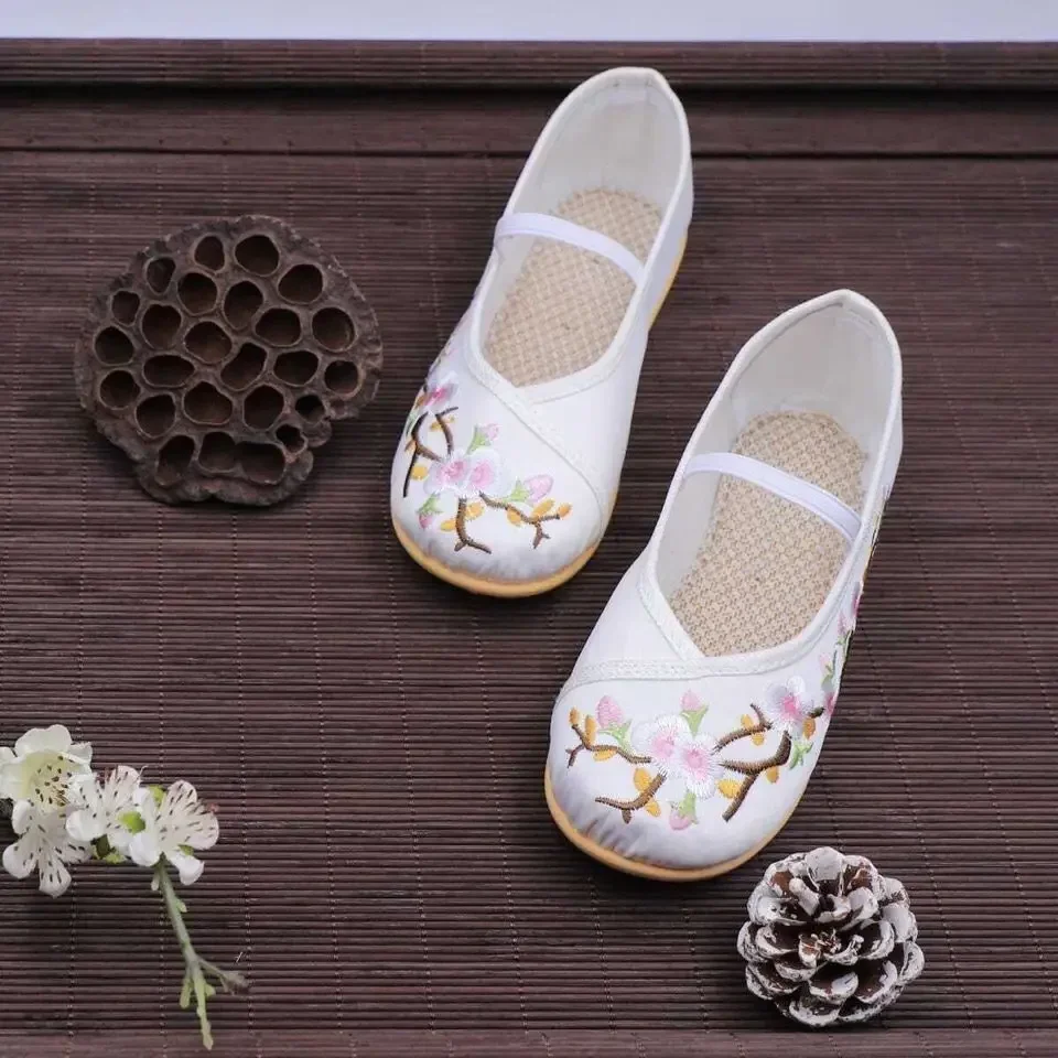 Girls' embroidered shoes children handmade Hanfu shoes ethnic style ancient clothing students dance embroidery soft shoes