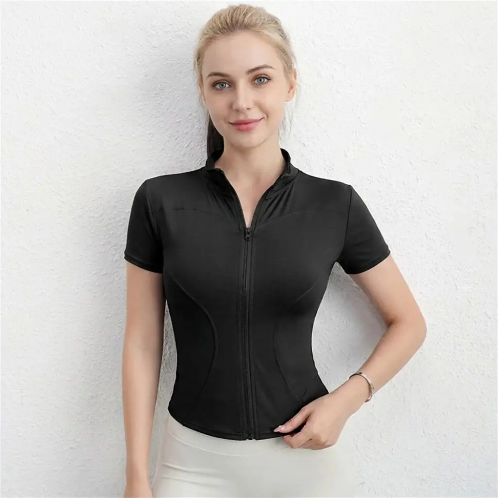 Leichtes, schmal geschnittenes Damen-Sporttop mit Reißverschluss vorne, Kurzarm-Yoga-Top mit Nahtdetails, einfarbiges Workout-Shirt für den Sommer – Detail 1