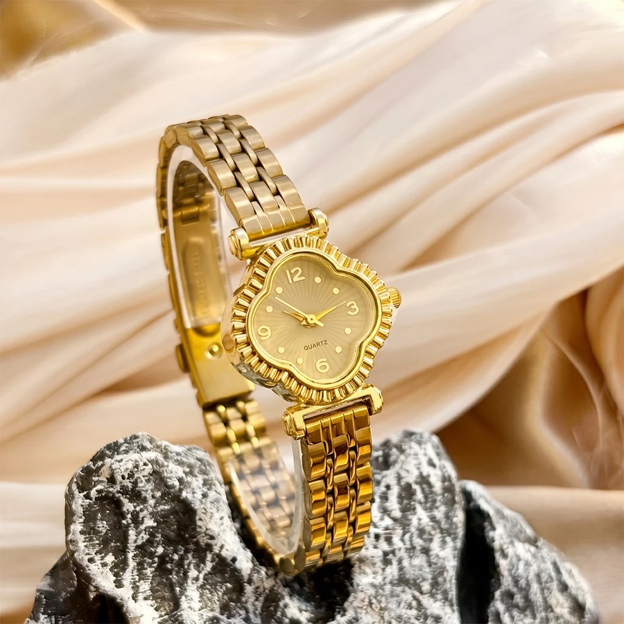 Vintage Watch for Woman: Four-Leaf Clover Lace Dial Stainless Steel Strap Classic Retro Wrist Watch