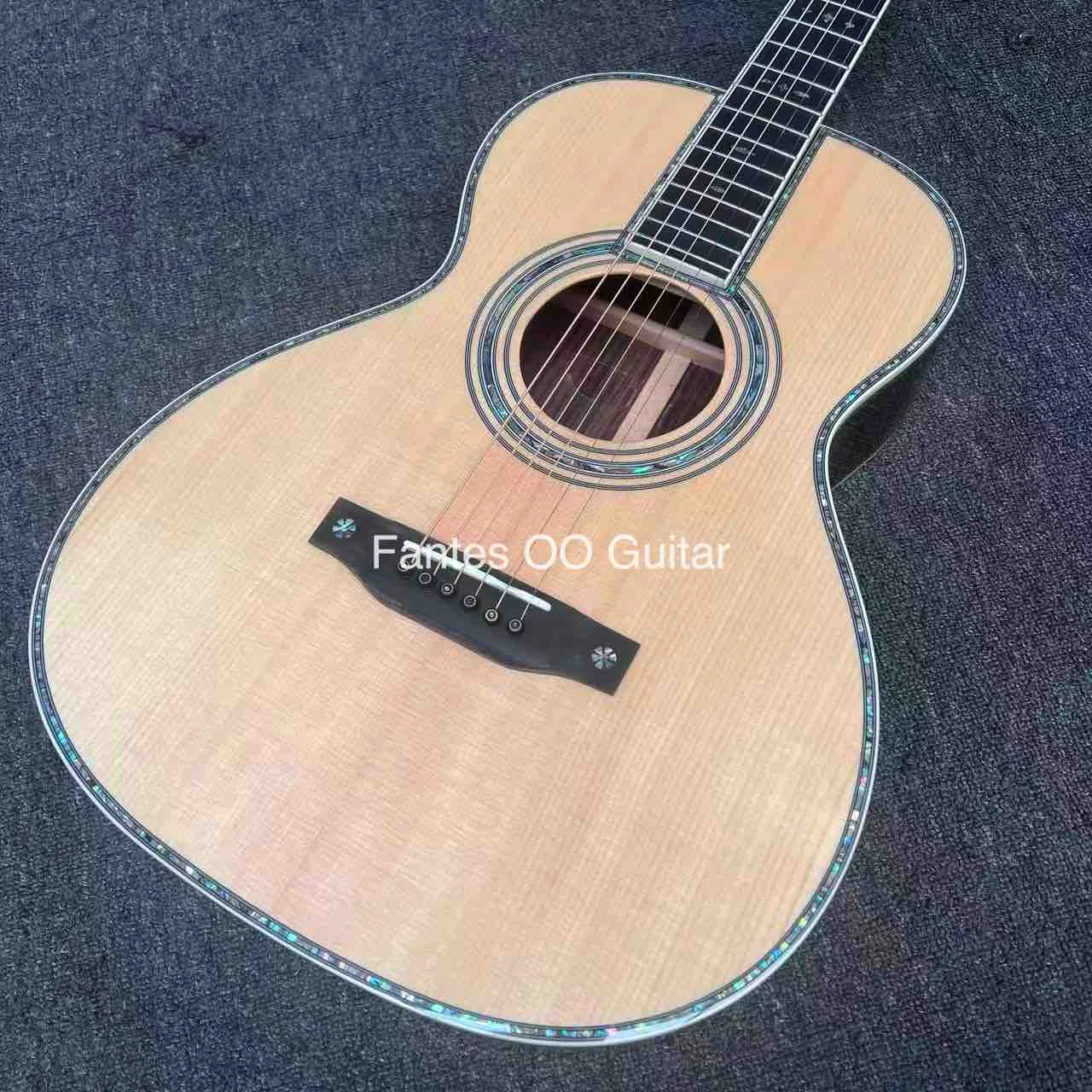 

Акустическая гитара Custom Solid Rosewood Parlor OO с задней и боковой деками из массива палисандра, возможностью нанесения индивидуального логотипа, слотированной головкой.
