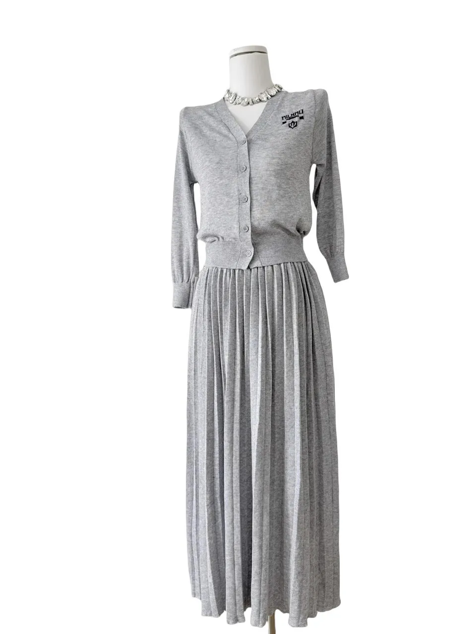 طقم سترة محبوكة بقصة ضيقة من ort Svel وتنورة عالية الخصر بطيات للنساء في أوائل الخريف