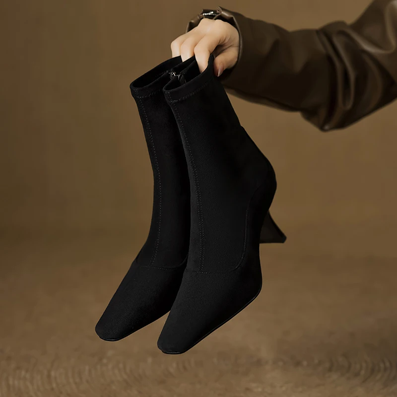 حذاء نسائي مصنوع من قماش Suedette بمقدمة مدببة وكعب عالي للكاحل مع سحاب جانبي من الجلد أو بطانة مخملية حذاء شتوي