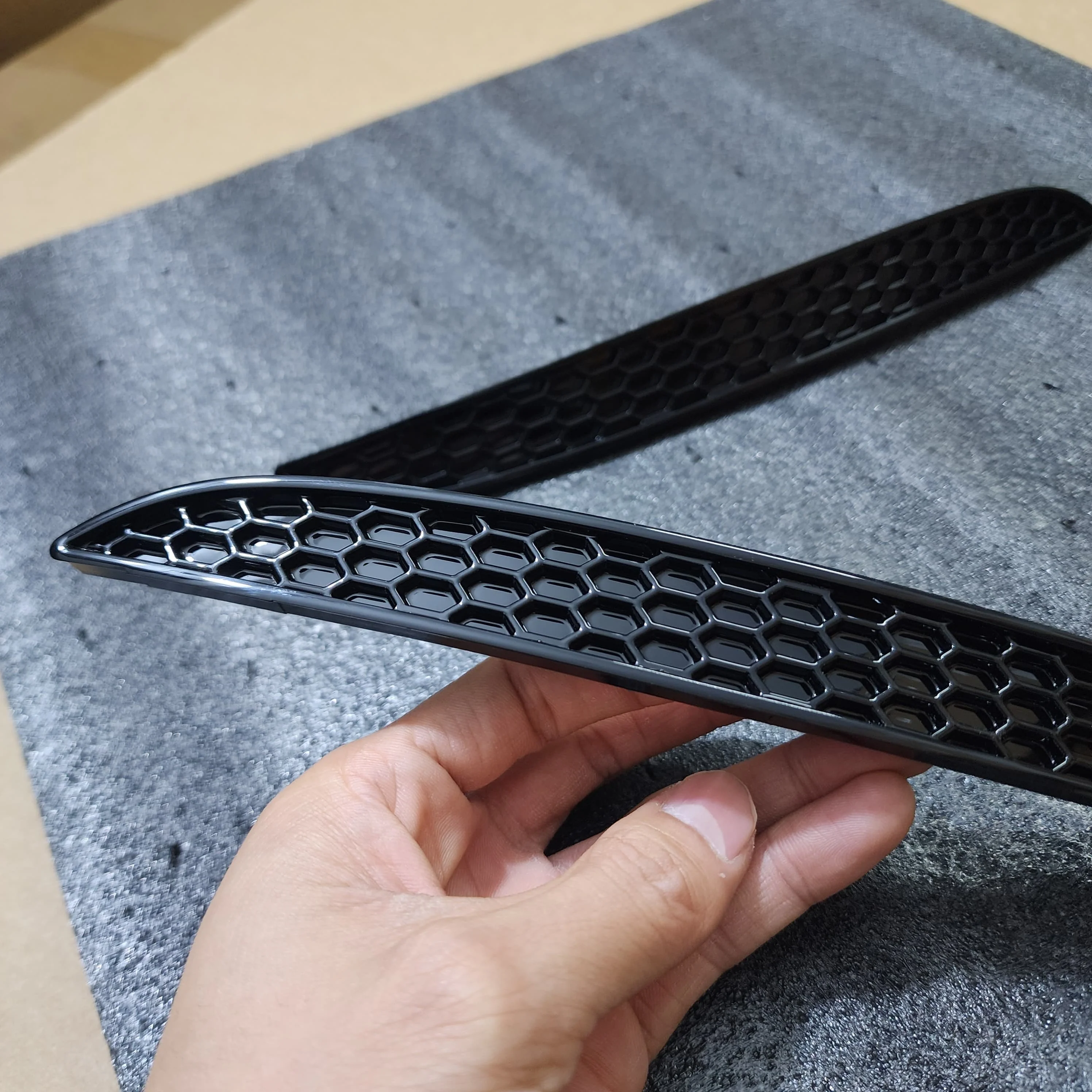 Gloss Black Rear Bumper Reflector Insert Set Honeycomb For BMW 1 Series F20 F21 LCI Urban Line M Sport 2016-2019