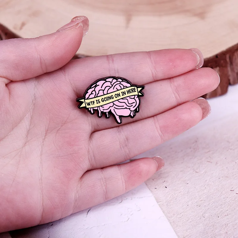 WTF يمر في هنا دبوس طية صدر السترة المينا الموضة