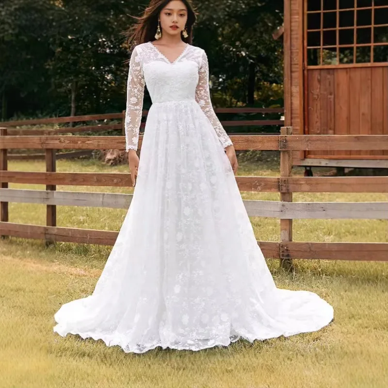 Moroder printemps 2025 nouveauté: robe blanche en dentelle découpée, col en v profond, manches longues, jupe complète