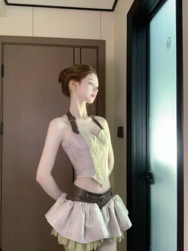 

Комплект в стиле «Острые девушки» в постапокалиптическом стиле: летний, милый и дерзкий, с топом на бретельках, облегающий, с асимметричными вставками и пышной юбкой