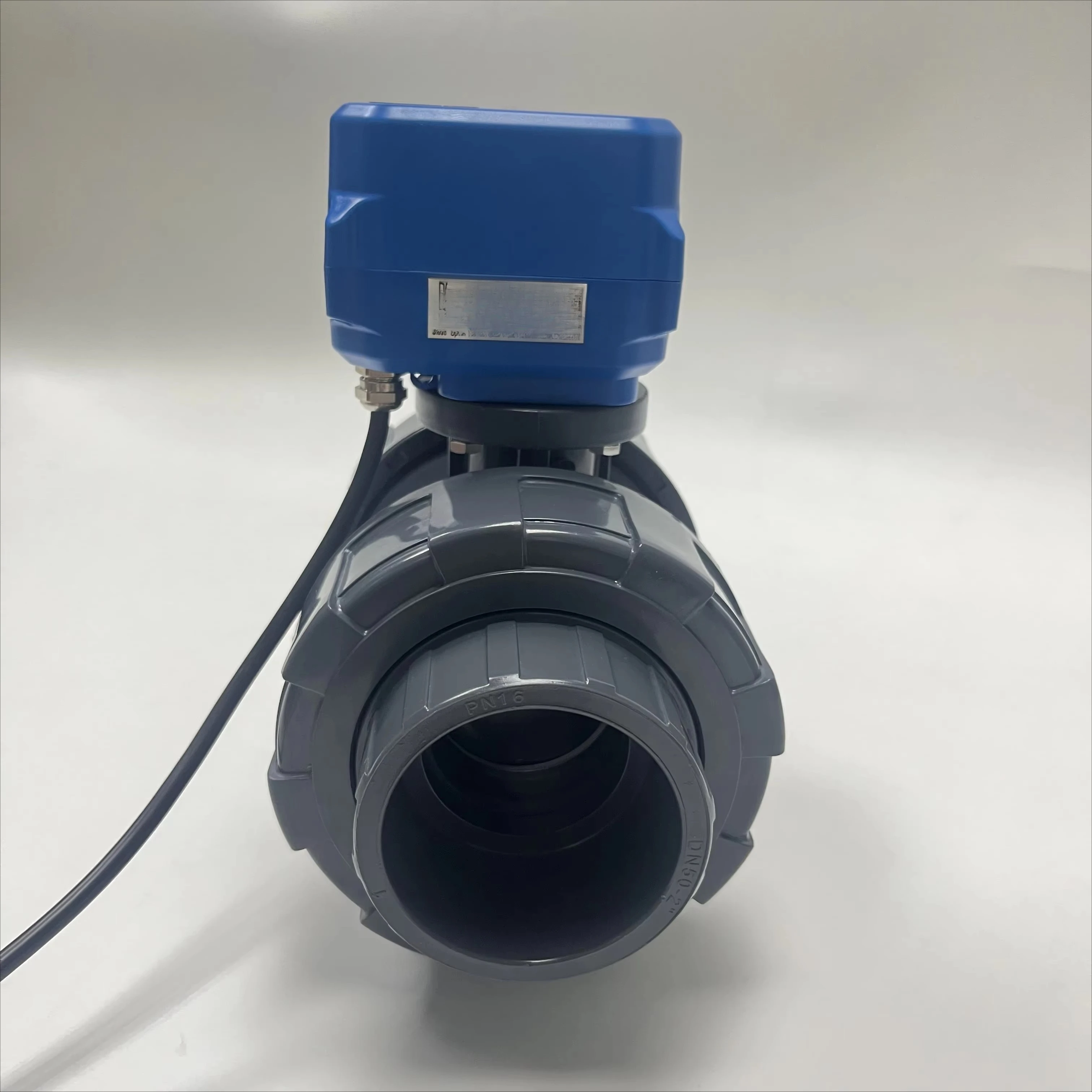صمام كروي للتحكم في المياه بمحرك كهربائي ثنائي الاتجاه لأنظمة الأنابيب 2 "DN50 PVC/UPVC مقاومة وسائط الأحماض والزيت بدرجة حرارة عالية