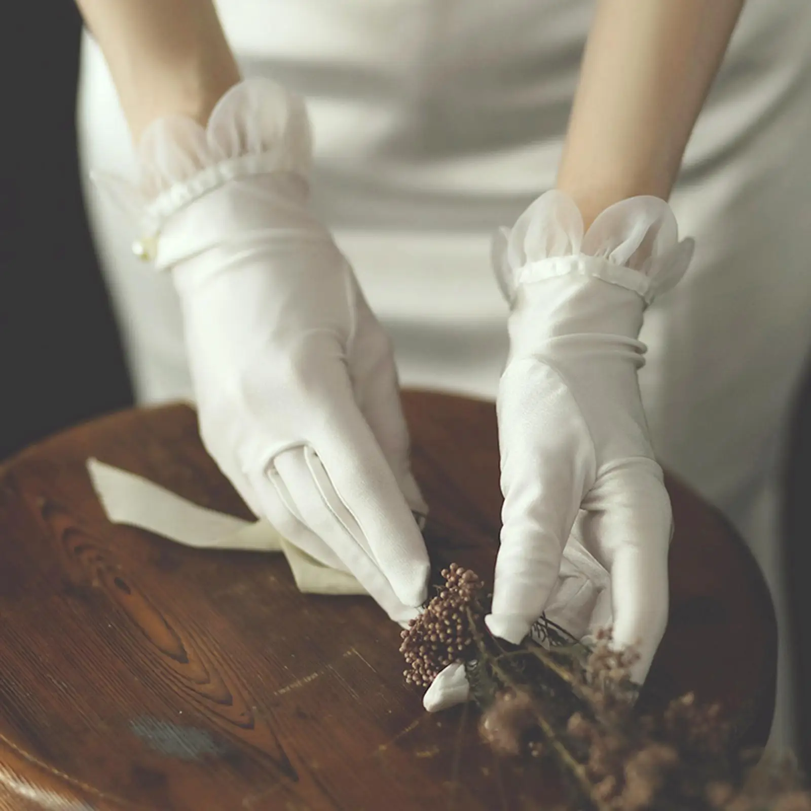 

Модные короткие атласные перчатки длиной до запястья с рюшами на пальцах и длинными пальцами, свадебные перчатки