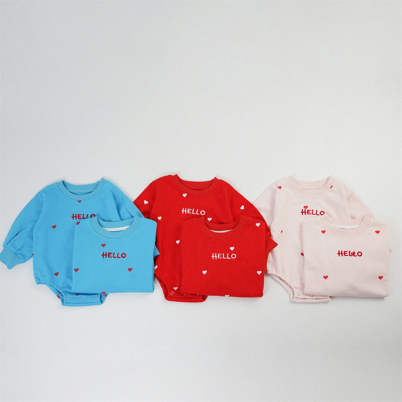 بدلة أطفال جديدة لخريف 2025 بأكمام طويلة غير رسمية للأطفال الرضع والأولاد والبنات بدلة لطيفة مطبوعة على شكل قلب ملابس أطفال حديثي الولادة من القطن