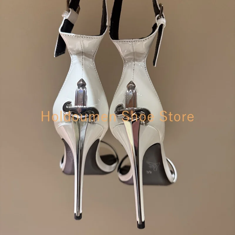 لامعة براءات الاختراع والجلود حزام واحد مثير اللمحة تو الصنادل رواية تصميم الصليب المعادن الصولجان كعب الكاحل حزام مشبك صنادل مماشي للموضة