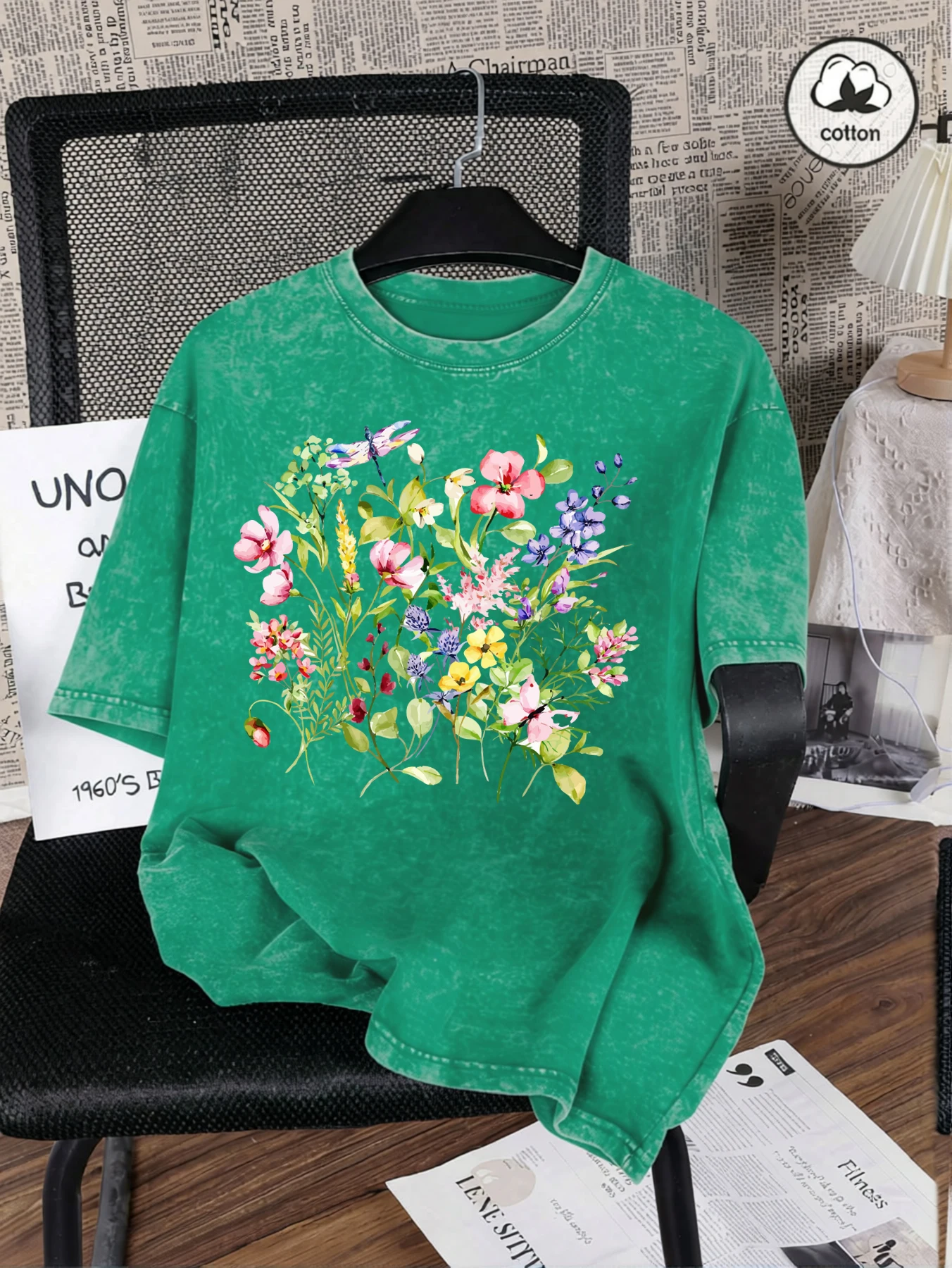 Schöne Blumen locken Libellen an. Gewaschenes T-Shirt für Damen, Sommerkleidung, weiche Baumwolle, atmungsaktives T-Shirt, lässige neue T-Shirts