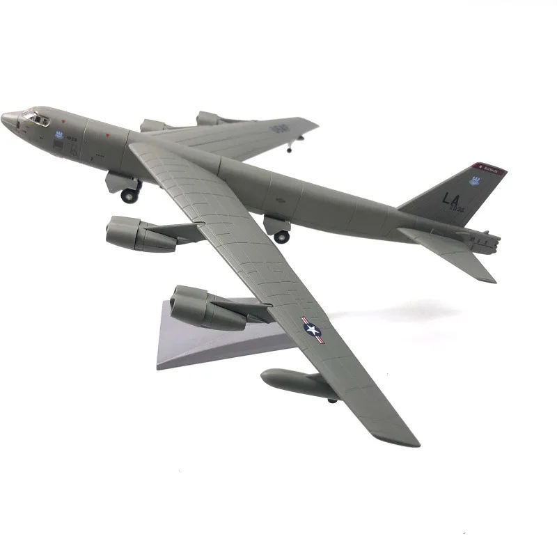 Modelo de avión de combate de aleación de simulación de bombardero americano B-52 1/200Nsmodel terminado