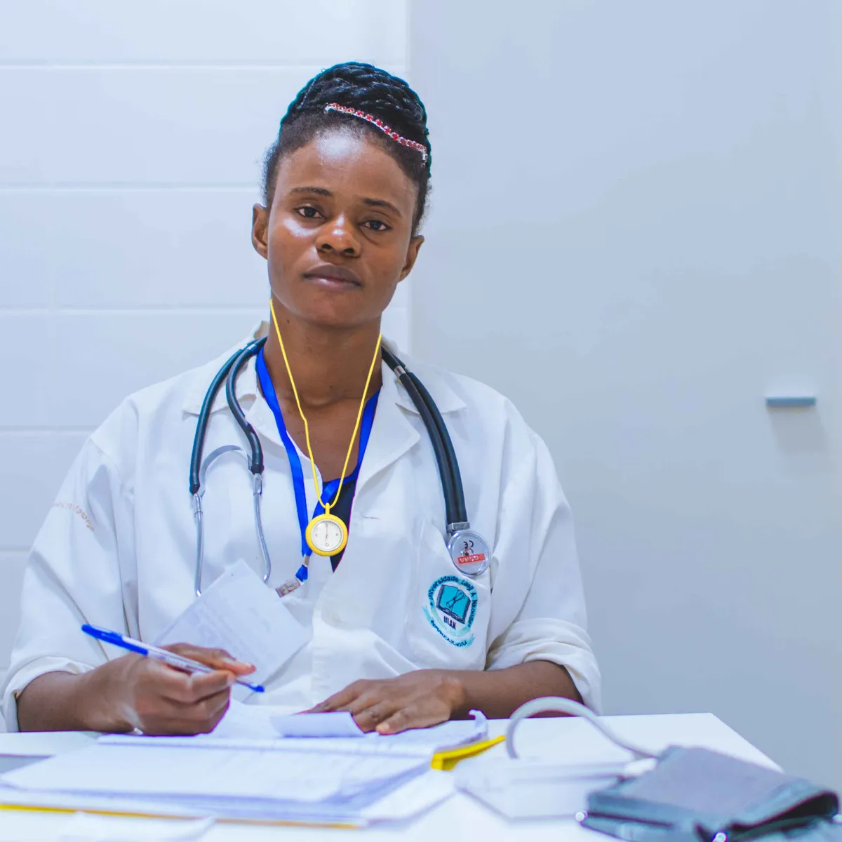 

1 шт. круглые кварцевые часы для медсестер на силиконовом ремешке, маленькие, легкие, практичные, подвесные, с желтым циферблатом, случайный дизайн