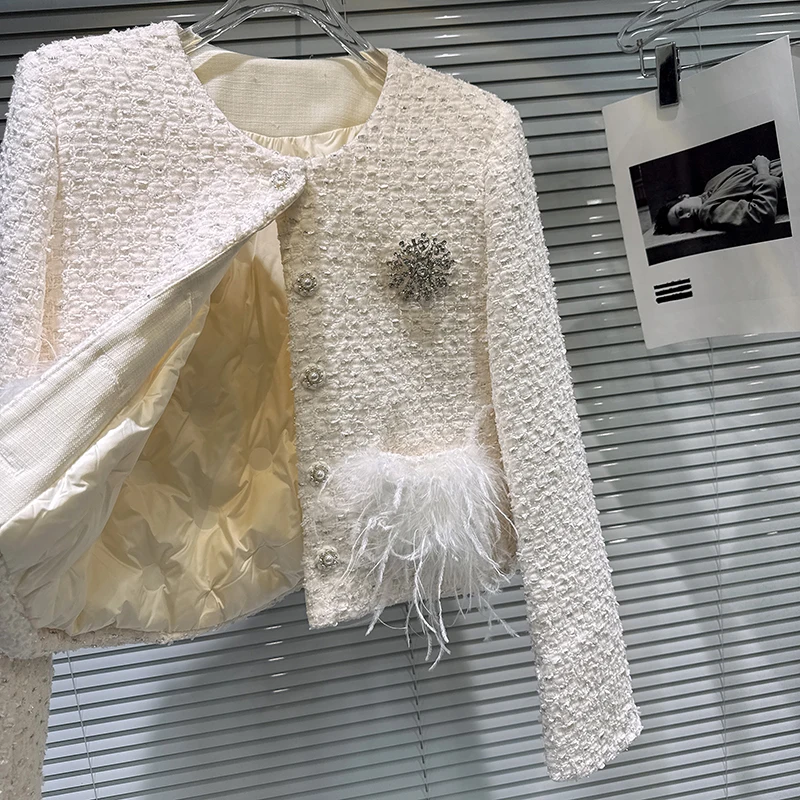 Krótki płaszcz damski zimowy 2025 w stylu małej elegancji, z grubego materiału w kwiaty, z perłowymi guzikami, kieszeniami z pióra strusiego i wypełnieniem z puchu.