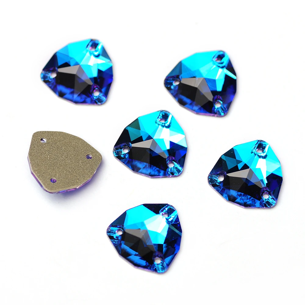 Neue Glaskristallformen, blaue Zirkon-Aufnähsteine, flache Strasssteine zum Aufnähen für Kleidung, Kleider und Bekleidung. – Detail 2