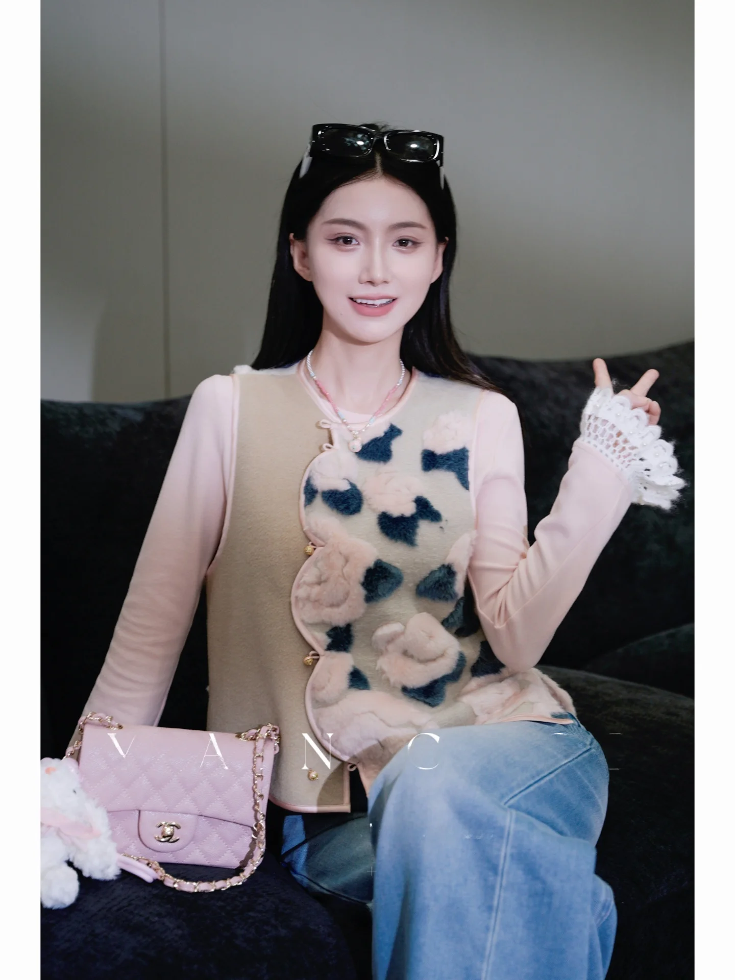 

New Chinese Sle Women's Velvet Jaet 2025 Autumn Winter Peony Design Loose Fit Embroidered Original Design Outerwear