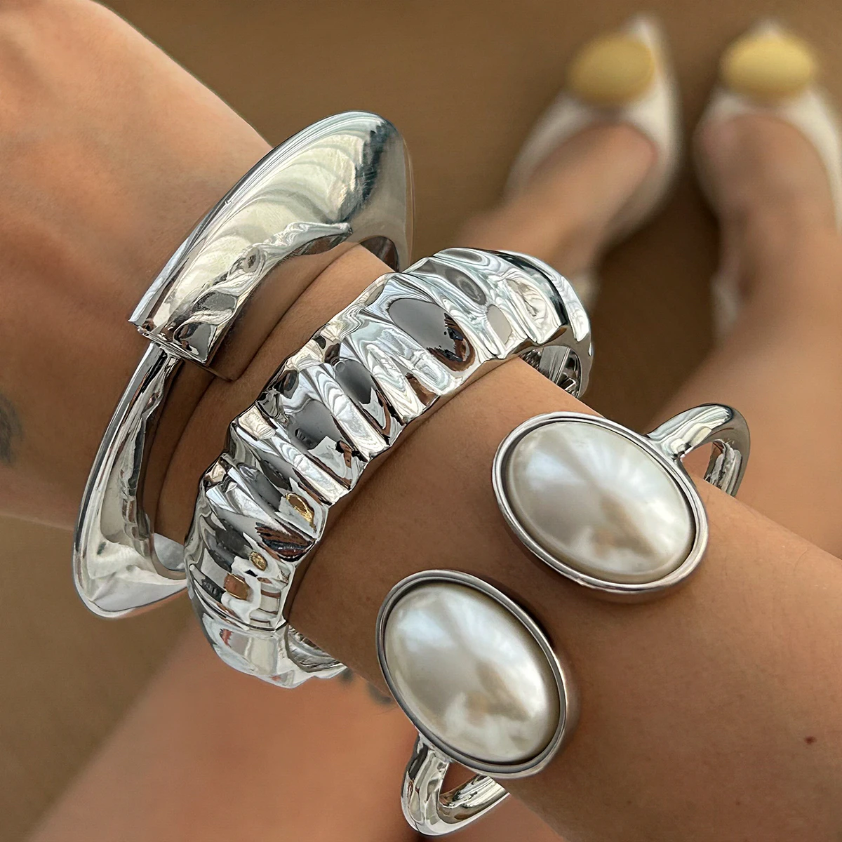 Salircon تصميم فريد من نوعه غير النظامية هندسية أساور معدنية للنساء أنيقة الكلاسيكية البيضاوي تقليد اللؤلؤ المفتوحة أساور مجوهرات