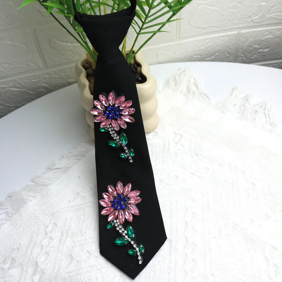 A Small Tie with A Chain Decoration That Doesn't Require Hand Knotting Suitable for Both Boys and Girls with Trendy Personality