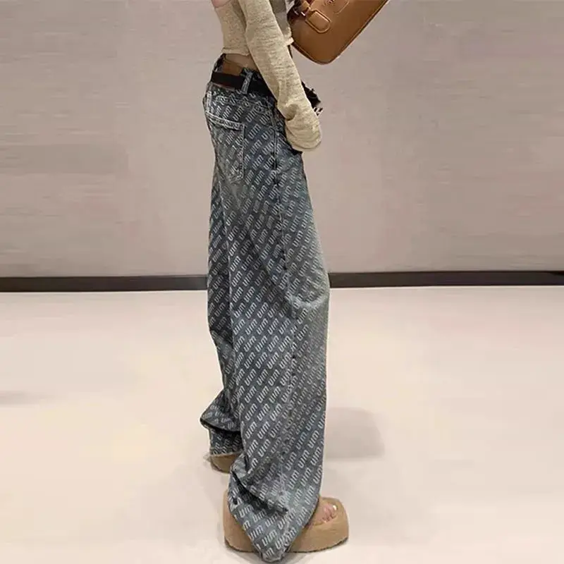 جينز مطبوع عليه حروف بتصميم خريفي لعام 2025 للنساء سروال مستقيم فضفاض ونحيف ومتعدد الاستخدامات بخصر عالٍ وأرضية واسعة