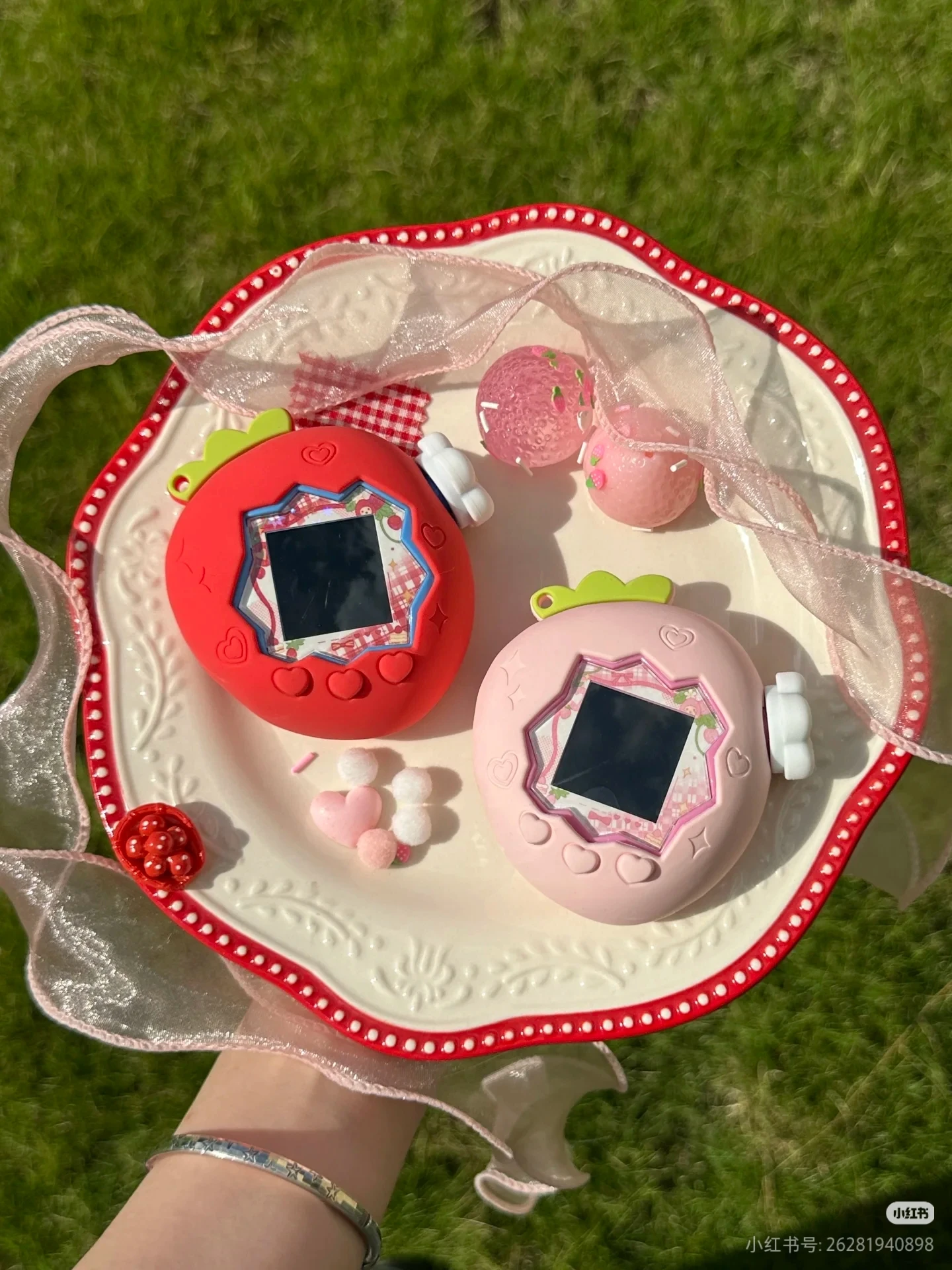 لعبة Tamagotchi Uni Electronic Pet مع غطاء حماية من السيليكون باللون الأحمر/الأخضر والتفاح/الفراولة