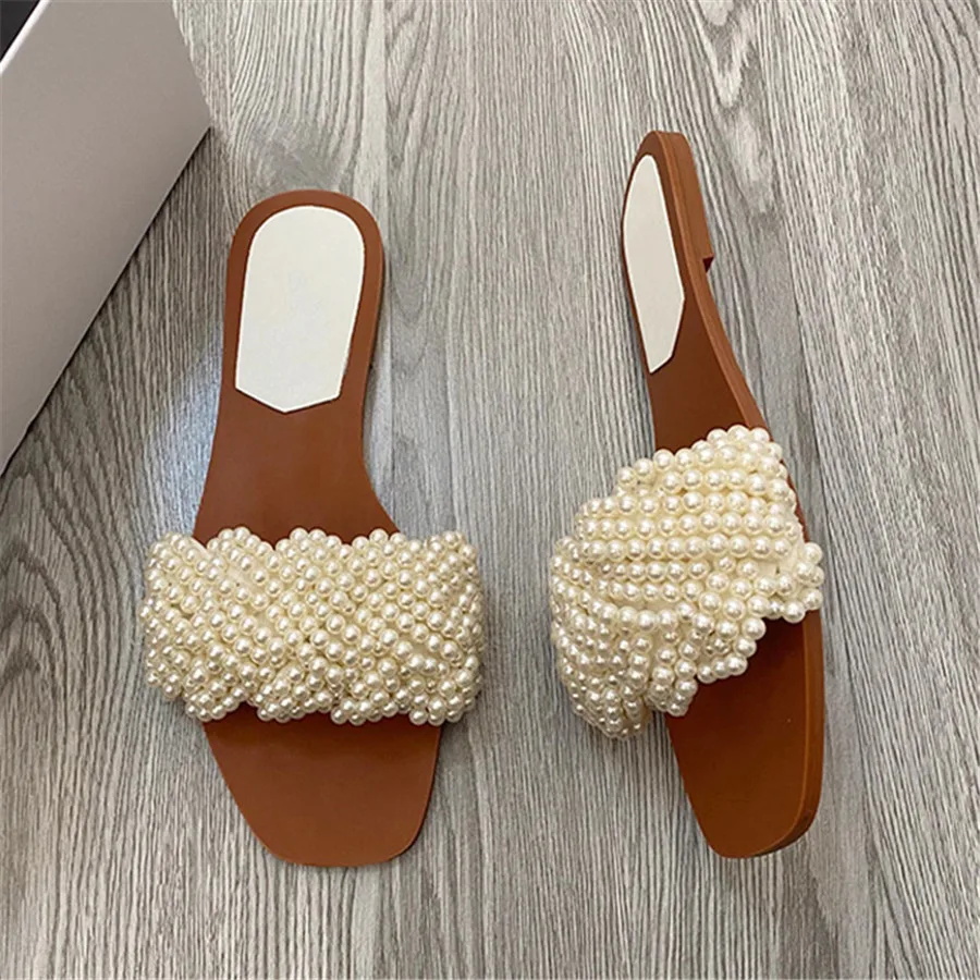 

Новые женские белые шлепанцы с жемчужным плетением 2026 года, летние повседневные пляжные туфли, крутые сандалии-гладиаторы ручной работы
