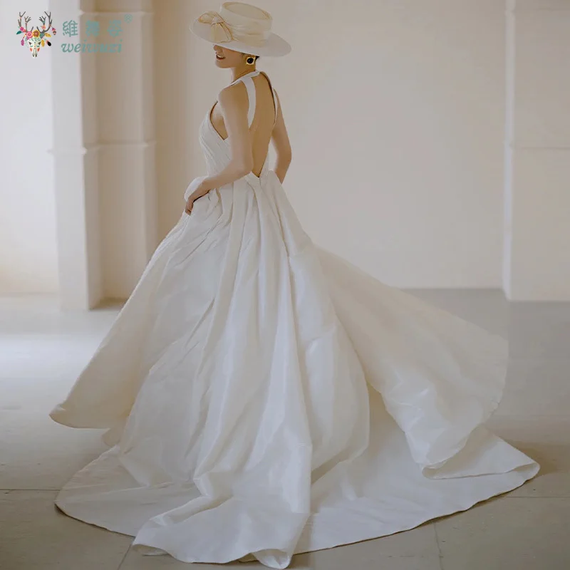 Französischer Stil, Satin, schlicht, A-Linie, kleines Schlepp-Brauthochzeitskleid, Temperament, rückenfrei, Outdoor, Hochzeit, Fotoshooting, Kleidung