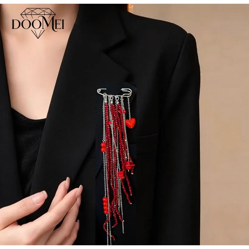 DOO MEI Light Luxury Heart Tassels Brooch Shiny Pin Corsage with Beaded Chain Men's and Women's Banquet Dress Decorations